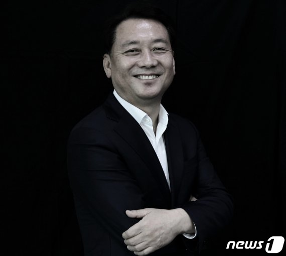이광재 의원이 사무실에서 포즈를 잡았다.© 뉴스1 이길우 객원대기자