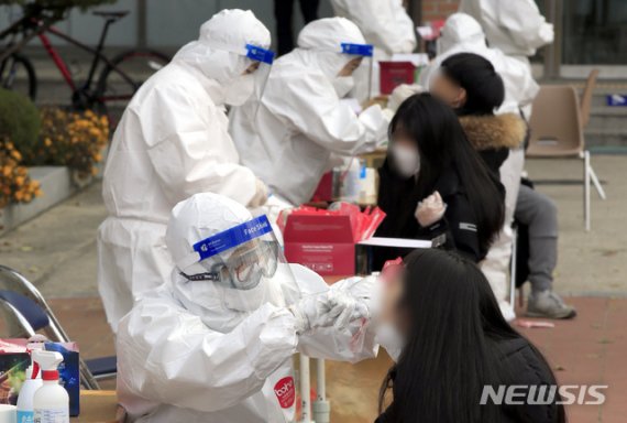 지난 10일 오후 광주 광산구 한 고등학교에서 방역당국이 학생과 교직원을 대상으로 신종 코로나바이러스 감염증(코로나19) 전수검사를 실시하고 있다.