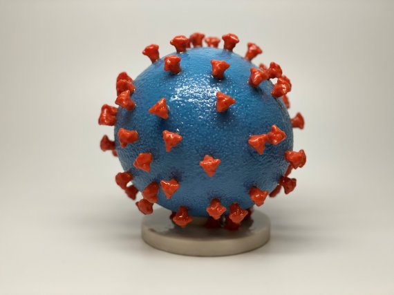 코로나19 바이러스(사스-코브-2, SARS-COV-2) 바이러스 3차원 가상도. 과학자들은 바이러스가 세포에 달라붙게 만드는 스파이크 단백질 돌연변이로 인해 델타변이보다 더 강력한 '심판의 날' 변이 바이러스가 출현할 수 있다고 경고했다. 로이터뉴스1