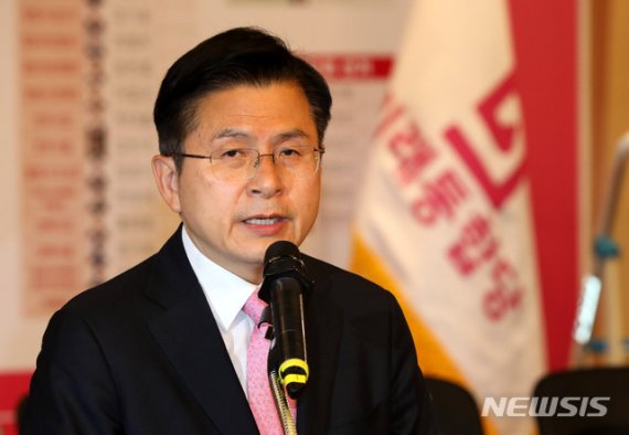 "나라 좀먹는 무리 몰아내는데 작은 힘이라도" 황교안 정계 복귀 암시