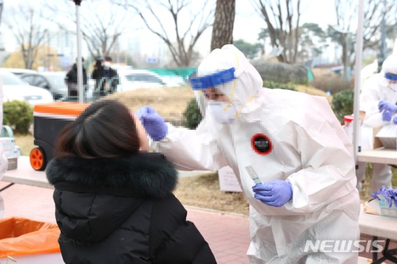 [대전=뉴시스]조명휘 기자 = 대전 유성구청이 10일 공무원의 신종 코로나바이러스 감염증(코로나19) 확진에 따라 직원들에 대한 전수검사를 실시하고 있다. (사진= 유성구청 제공). 2020.12.10. photo@newsis.com