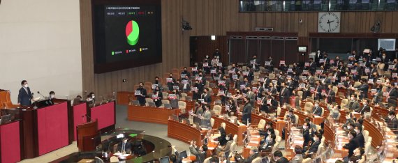 야당의 비토(거부)권을 무력화하는 내용을 담은 '고위공직자범죄수사처(공수처)법' 개정안이 10일 국회 본회의에서 국민의힘 의원들이 손팻말을 들고 기립해 항의하고 있는 가운데 찬성 187명, 반대 99명, 기권 1명으로 가결되고 있다. 사진=서동일 기자