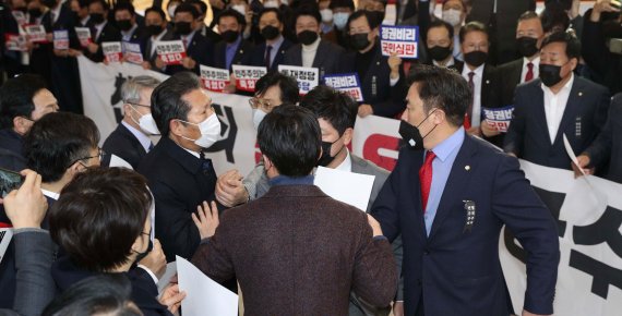 욕설에 몸싸움까지 '공수처법 충돌'