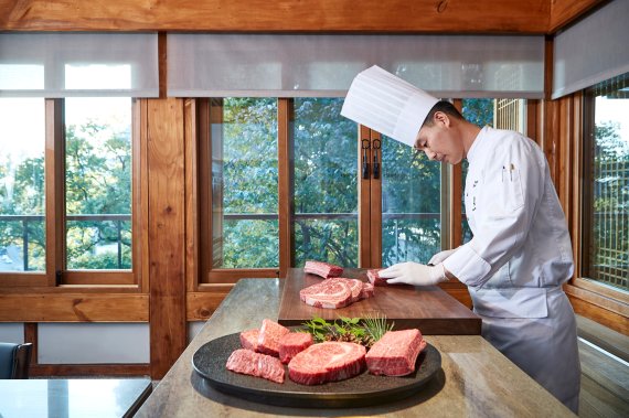 명월관 한우 맡김차림에 사용되는 함평 천지한우를 손질하고 있는 주광식 조리장 워커힐 제공