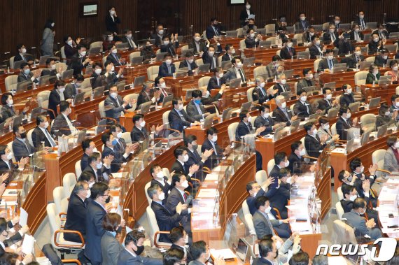 더불어민주당 의원들이 10일 오후 서울 여의도 국회에서 열린 본회의에서 공수처(고위공직자범죄수사처)법 개정안이 재석 의원 287명 가운데 찬성 187명, 반대 99명, 기권 1명으로 가결되자 박수치고 있다. 2020.12.10/뉴스1 © News1 신웅수 기자