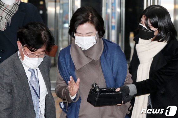 윤석열 검찰총장에 대한 검사징계위원회가 열린 10일 오후 추미애 법무부 장관이 경기도 과천시 정부과천청사 법무부 청사를 나서고 있다. 2020.12.10/뉴스1 © News1 조태형 기자