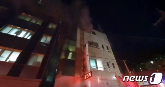 불이 난 건물에서 연기가 밖으로 나오고 있다.(부산소방재난본부 제공)© 뉴스1
