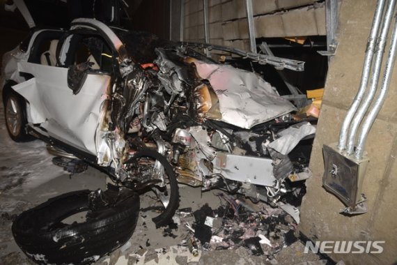 지난 9일 오후 서울 한남동 한 고급주택단지 지하 2층 주차장에서 발생한 테슬라 모델X 차량 사고 현장. 뉴시스