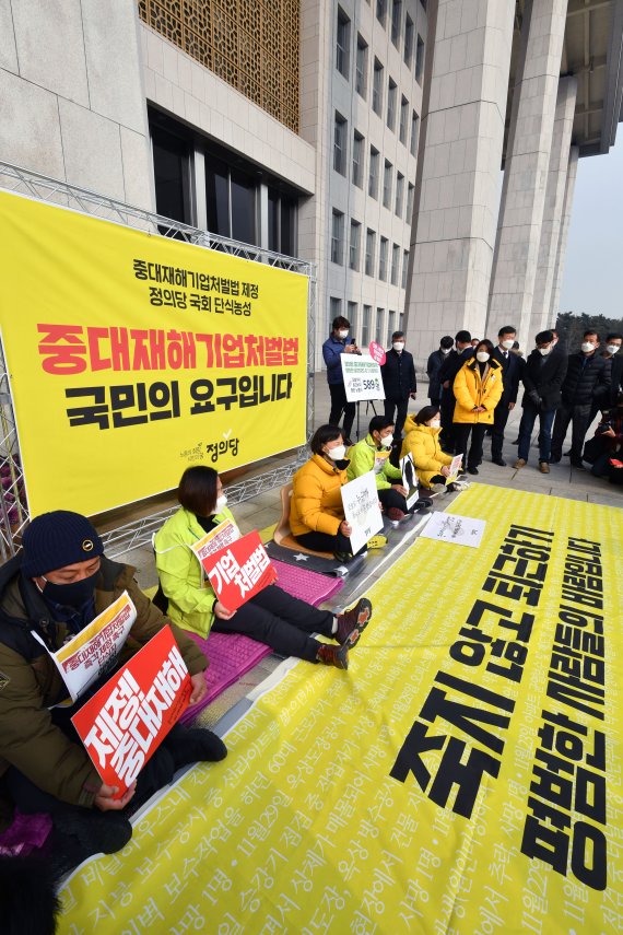 중대재해기업처벌법 제정을 촉구하는 정의당 단식농성이 11일 국회 본청 앞에서 시작되 이상진 민주노총 부위원장, 고 김용균씨 모친 김미숙씨, 강은미 원내대표, 고 이한빛씨 아버지 이용관씨(왼쪽부터)가 단식농성에 돌입하고 있다. 사진=서동일 기자