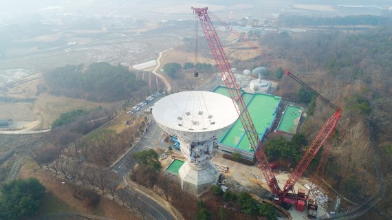 11일 오전 SK브로드밴드가 경기도 여주시 여주위성센터에서 한국형 달 궤도선과의 통신을 위한 심우주 안테나 반사판 설치 상량식을 개최했다. 심우주 안테나 반사판은 중량 100t, 직경 35m의 국내 최대 규모로 750t급 대형 크레인을 동원해 안테나 기초대에 장착했다. 항공우주연구원 제공