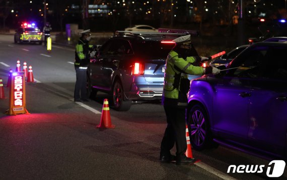경찰들의 음주운전 집중단속 자료사진./뉴스1 © News1