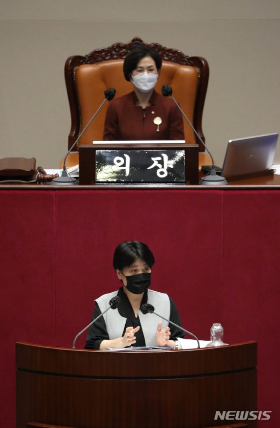 국민의힘 윤희숙, 8시간째 필리버스터…"민주화 퇴행 느낌"(종합)