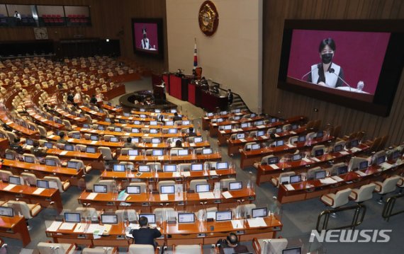 국민의힘 윤희숙, 8시간째 필리버스터…"민주화 퇴행 느낌"(종합)