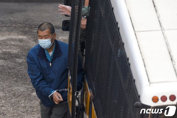 구속된 홍콩 미디어재벌 지미 라이가 이송되는 모습. © 로이터=뉴스1