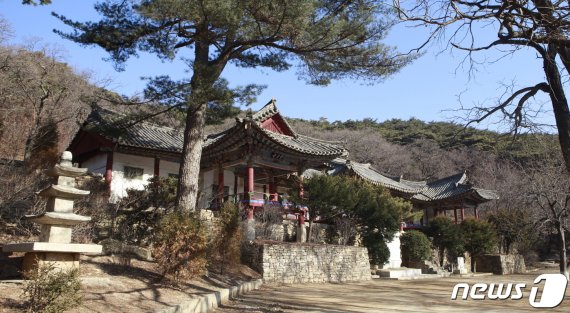 평안북도 영변군 약산동대 동쪽 기슭에 있는 천주사 입구 천주루 전경. 천주루는 왕이 다시 연변에 오게 되는 경우 숙소로 쓸 수 있게 지은 건물로, 절에서는 보기 드물게 궁전 건축 양식을 띠고 있다. (미디어한국학 제공) 2020.12.12.© 뉴스1