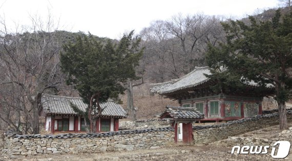 평안북도 영변군 약산동대 서쪽 기슭에 있는 서운사 전경. 현재는 대웅전과 청운당만 남아 있다. (미디어한국학 제공) 2020.12.12.© 뉴스1