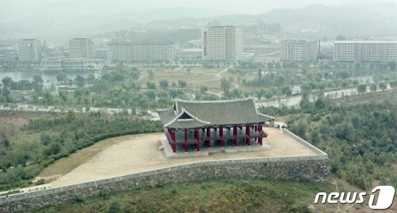 평안북도 안주시 안주성 서쪽 장대(將臺)인 백상루 전경. 백 가지 절경을 볼 수 있는 누각이라는 뜻에서 ‘백상루’란 이름이 붙었다. (미디어한국학 제공) 2020.12.12.© 뉴스1