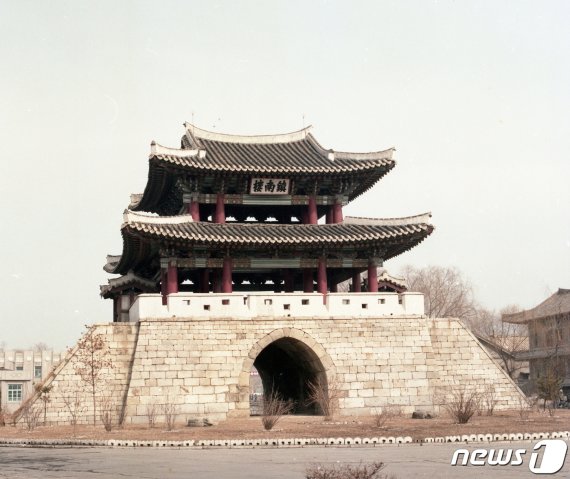 평안북도 구성시에 있는 구주성의 남문 정면 모습. 진남루(鎭南樓)란 편액이 붙어 있으며, 1979년에 복원됐다. (미디어한국학 제공) 2020.12.12.© 뉴스1