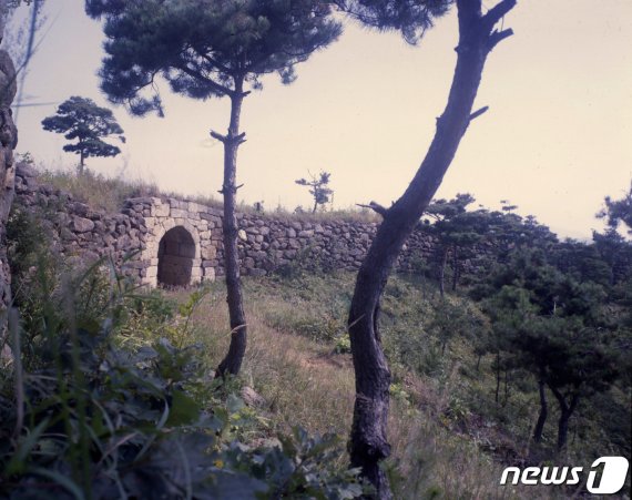 평안북도 피현군의 백마산성 외성의 홍예문과 성벽 모습. 외성은 조선시대 때 쌓은 성곽이다. 현재 산성에 설치돼 있던 장대와 문루는 모두 파괴돼 남아 있지 않다. (미디어한국학 제공) 2020.12.12.© 뉴스1