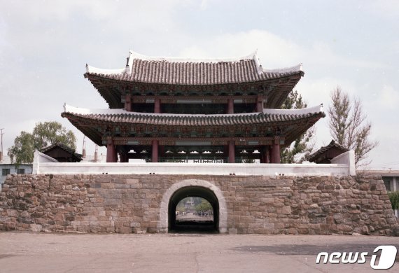 평안북도 의주읍성의 4대문 중 유일하게 남아 있는 남문 정면 모습. 통군정에서 남문까지는 1km 정도 떨어져 있다. (미디어한국학 제공) 2020.12.12.© 뉴스1