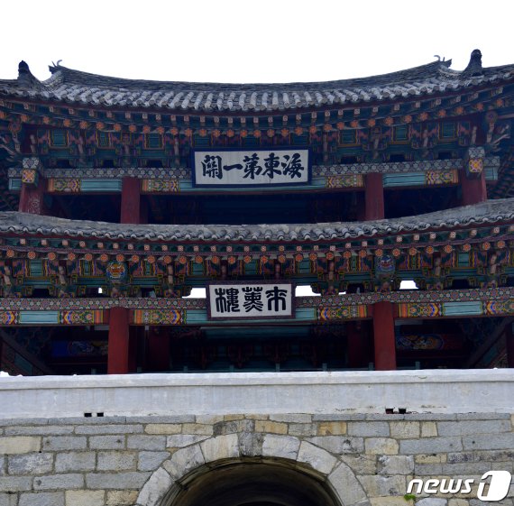 평안북도 의주읍성의 4대문 중 유일하게 남아 있는 남문의 문루 정면 모습. 문루에는 ‘해동제일관(海東第一關)’과 ‘내훈루’라고 쓰인 편액이 걸려 있다. 1990년대 이후 북한이 남문을 수리하면서 새로 써서 걸어 놓은 것으로 보인다. (미디어한국학 제공) 2020.12.12.© 뉴스1