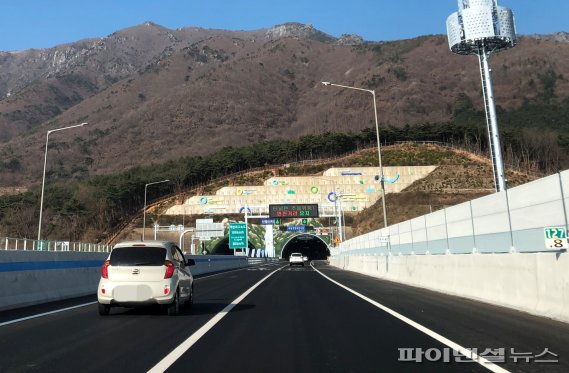 지난 11일 개통한 함양~울산 고속도로 신불산터널의 모습. 터널 위의 산능선은 영남알프스 신불산과 영축산을 잇는 하늘억새길이다. 6.5km 길의 신불산터널은 '파래소 폭포' 밑을 통과해 배내골로 이어진다.