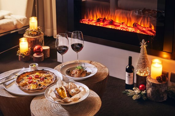 플라자호텔에서는 스위트 객실에 전기벽난로를 설치해 장작불을 바라보며 '불멍'을 즐길 수 있는 '불멍 패키지'를 선보였다.