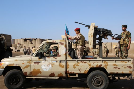 예멘 무장 민병대가 지난해 12월 13일(현지시간) 사우디아라비아 주도 연합군 근거지인 아덴에서 경계근무를 하고 있다. 바이든 행정부는 27일 사우디와 UAE에 대한 무기 수출을 잠정 중단했다. 사진=로이터뉴스1