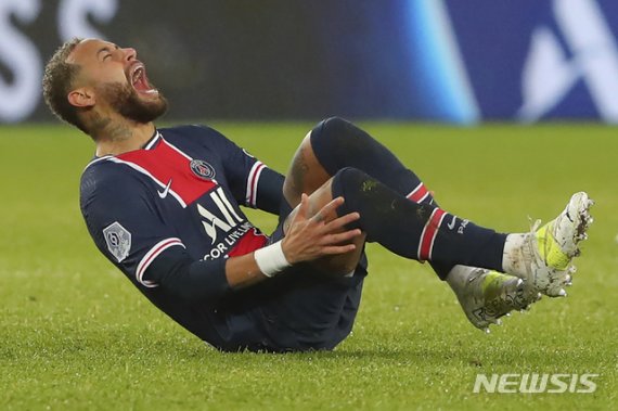 [파리=AP/뉴시스]쓰러진 네이마르. 2020.12.14.