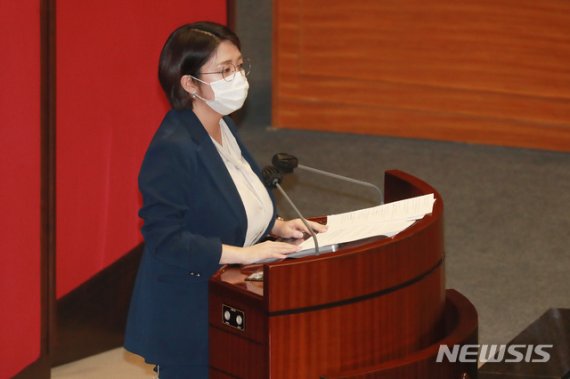 [서울=뉴시스] 전진환 기자 = 용혜인 기본소득당 원내대표가 2일 오후 서울 여의도 국회에서 열린 본회의에서 2021년도 예산안 토론을 하고 있다. (공동취재사진) 2020.12.02. photo@newsis.com /사진=뉴시스