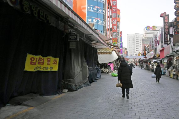 14일 코로나 집단감염으로 상권이 크게 위축된 서울 남대문시장에 폐업을 하고 문닫은 점포가 보이고 있다. 사진=박범준 기자