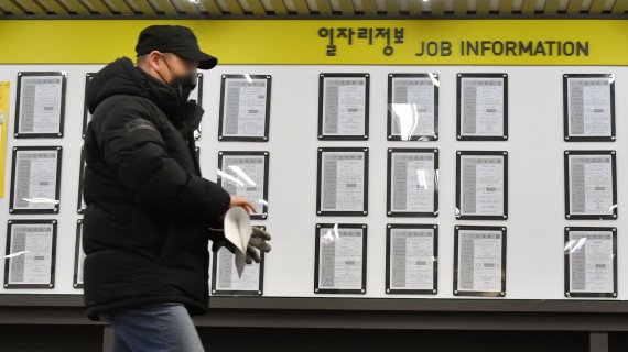 실업급여가 11개월째 1조원이 지속되며 11월 누계 실업률이 최악의 상황을 보이고 있다. 사진은 14일 오후 서울 마포대로 서울서부고용센터. 사진=서동일 기자