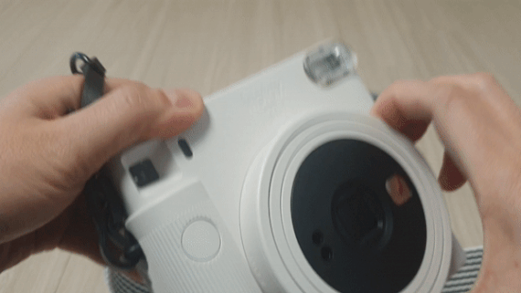 렌즈를 1번돌리면 카메라 전원을 켤 수 있고 끝까지 돌리면 셀피모드로 전환된다. 사진=김아름기자