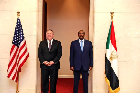 지난 8월 25일 마이크 폼페이오 미국 국무장관(왼쪽)과 압델 파타 알부르한 수단 주권위원회 위원장이 수단 수도 카르툼에서 함께 사진을 찍고 있다.AP뉴시스
