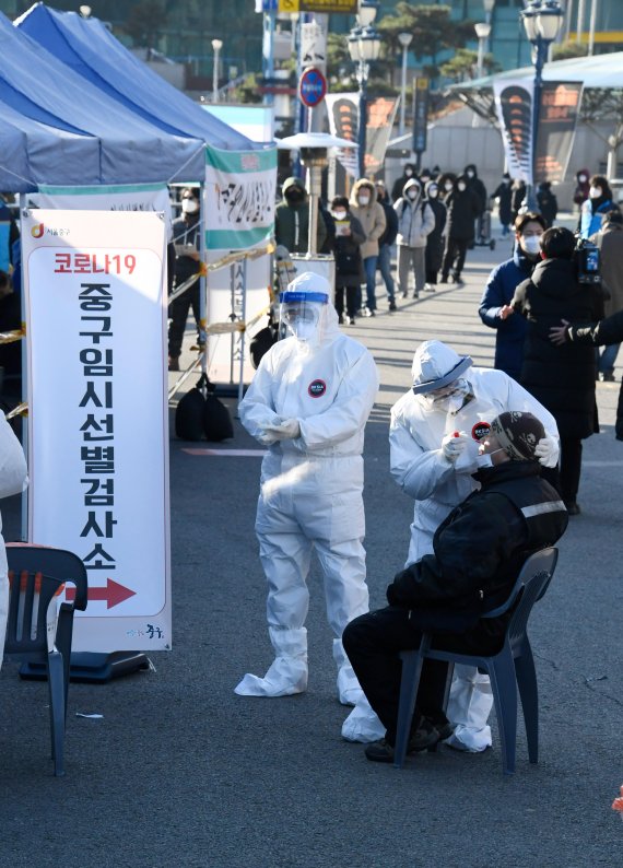 "누적된 경증·무증상자發 감염 확산" 숨은 확진자 찾기 총력 [코로나 위기 고조]