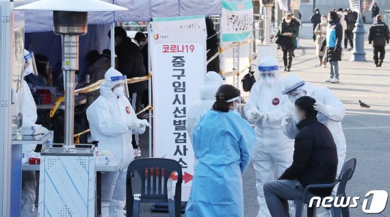 14일 오전 서울역 광장에 설치된 임시선별진료소를 찾은 시민이 신종코로나 바이러스 감염증(코로나19) 검사를 받고 있다. 2020.12.14/뉴스1 © News1 박지혜 기자