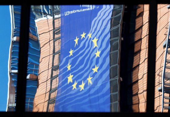 벨기에 브뤼셀의 유럽연합(EU) 본부에 반사된 EU 깃발.로이터뉴스1