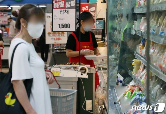 서울 시내의 한 대형마트 식품관 모습© News1 이동해 기자