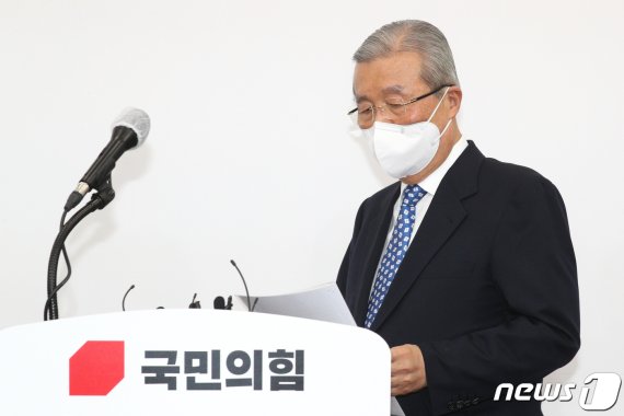 (서울=뉴스1) 성동훈 기자 = 김종인 국민의힘 비대위원장이 15일 오전 서울 여의도 국회에서 대국민사과를 하기 위해 회의장으로 들어서고 있다. 김종인 비대위원장은 대국민사과를 통해 /사진=뉴스1화상