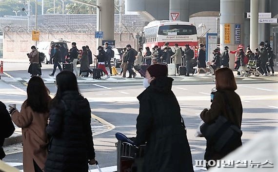 여행객들로 붐비는 제주국제공항