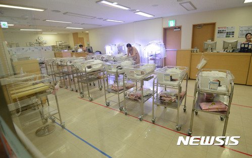 [서울=뉴시스] 서울의 한 산부인과 신생아실에서 간호사들이 신생아들을 돌보고 있는 모습. 사진은 기사와 관련 없음. (사진=뉴시스DB) 2017.07.30. photo@newsis.com
