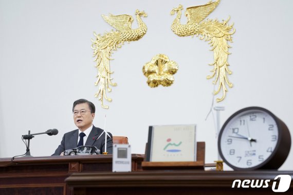 문재인 대통령이 10일 청와대 본관 집무실에서 '더 늦기 전에 2050'을 주제로 대한민국 탄소중립선언 연설을 하고 있다.