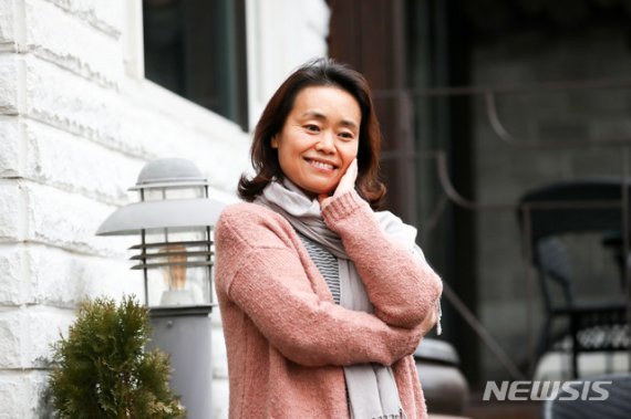 [서울=뉴시스]김선웅 기자 = 뮤지컬 '베르나르다 알바'에 출연하는 배우 강애심이 9일 서울 종로구 대학로 한국뮤지컬협회에서 뉴시스와의 인터뷰를 앞두고 포즈를 취하고 있다. 2020.12.15. mangusta@newsis.com