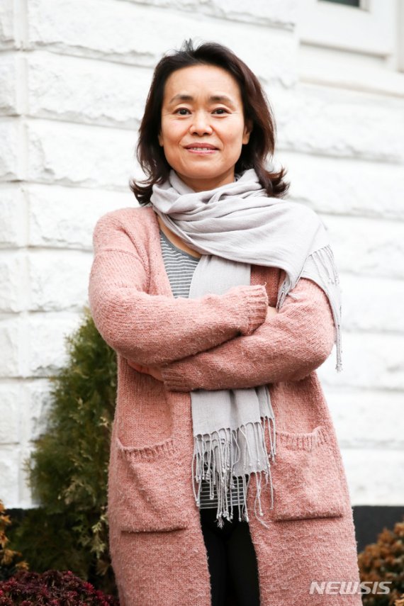 [서울=뉴시스]김선웅 기자 = 뮤지컬 '베르나르다 알바'에 출연하는 배우 강애심이 9일 서울 종로구 대학로 한국뮤지컬협회에서 뉴시스와의 인터뷰를 앞두고 포즈를 취하고 있다. 2020.12.15. mangusta@newsis.com