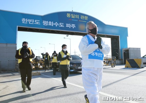 경기도 평화부지사 삼보일배…개성공단 재개촉구