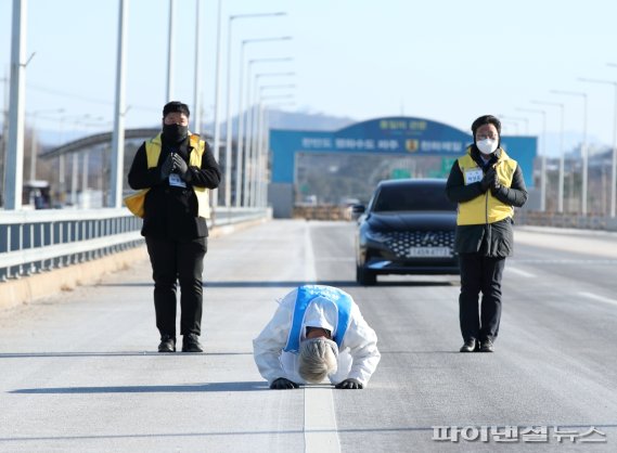 이재강 경기도 평화부지사 삼보일배. 사진제공=경기북부청