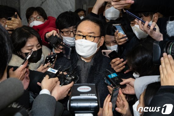 정한중 검사징계위원장 직무대리(한국외대 법학전문대학원 교수)가 오늘 16일 새벽 정부과천청사에서 윤석열 검찰총장에 대한 검사징계위원회 2차 심의를 마친 후 취재진 질문에 답하고 있다.