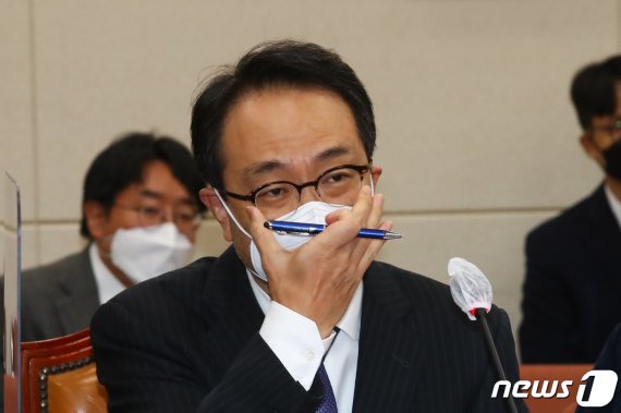 임재현 구글코리아 전무가 지난달 9일 오후 서울 여의도 국회에서 열린 과학기술정보방송통신위원회의 인앱결재 관련 전기통신사업법 일부개정법률안에 대한 공청회에서 안경을 고쳐쓰고 있다. © News1 신웅수 기자