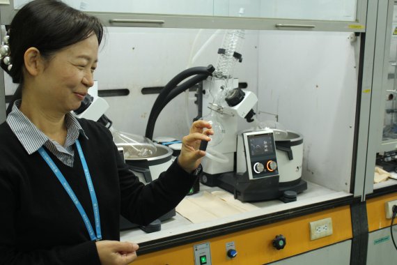 한국생산기술연구원 섬유융합연구부문 전현애 박사가 새로 개발한 에폭시 수지를 들어보이고 있다. 생산기술연구원 제공