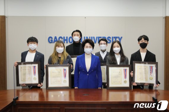가천대 이길여 총장(가운데)이 SCI(E)급 논문을 발표한 학부생 6명을 ‘자랑스러운 가천인’으로 선정하고 인증서와 메달을 수여한 뒤 기념촬영을 하고 있다.(가천대 제공) © News1